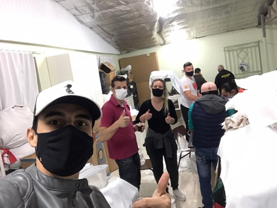 Voluntários de Xaxim (SC) confeccionam fraldas para educandos da APAE