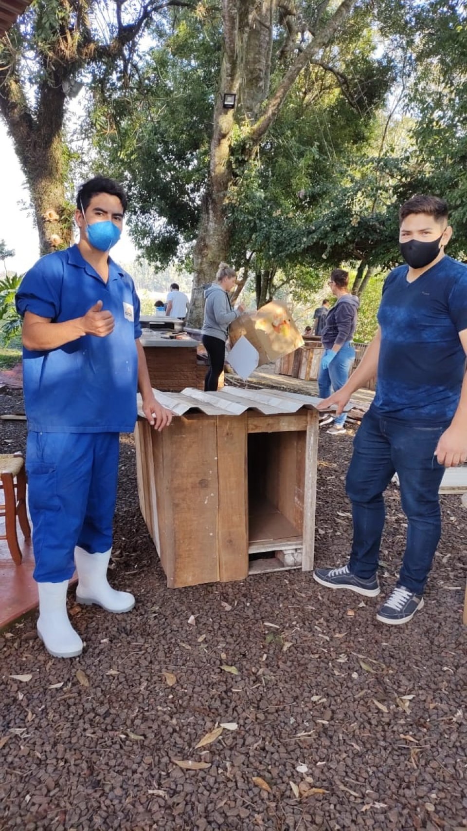 Voluntários de Xaxim (SC) auxiliam na confecção de casinhas para animais de rua