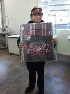 Educandos da APAE de Xaxim (SC) recebem cobertores de voluntários da FALB