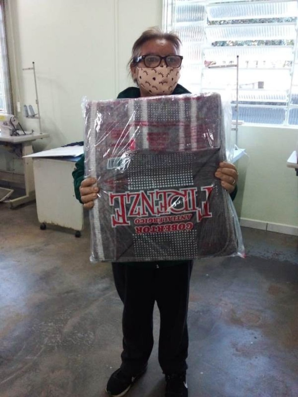 Educandos da APAE de Xaxim (SC) recebem cobertores de voluntários da FALB