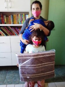 Educandos da APAE de Xaxim (SC) recebem cobertores de voluntários da FALB