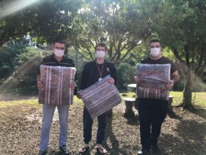 Incubatório Chapecó destina cobertores para comunidade