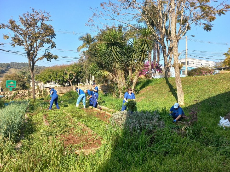 Voluntários de Aratiba (RS) realizam melhorias em escola