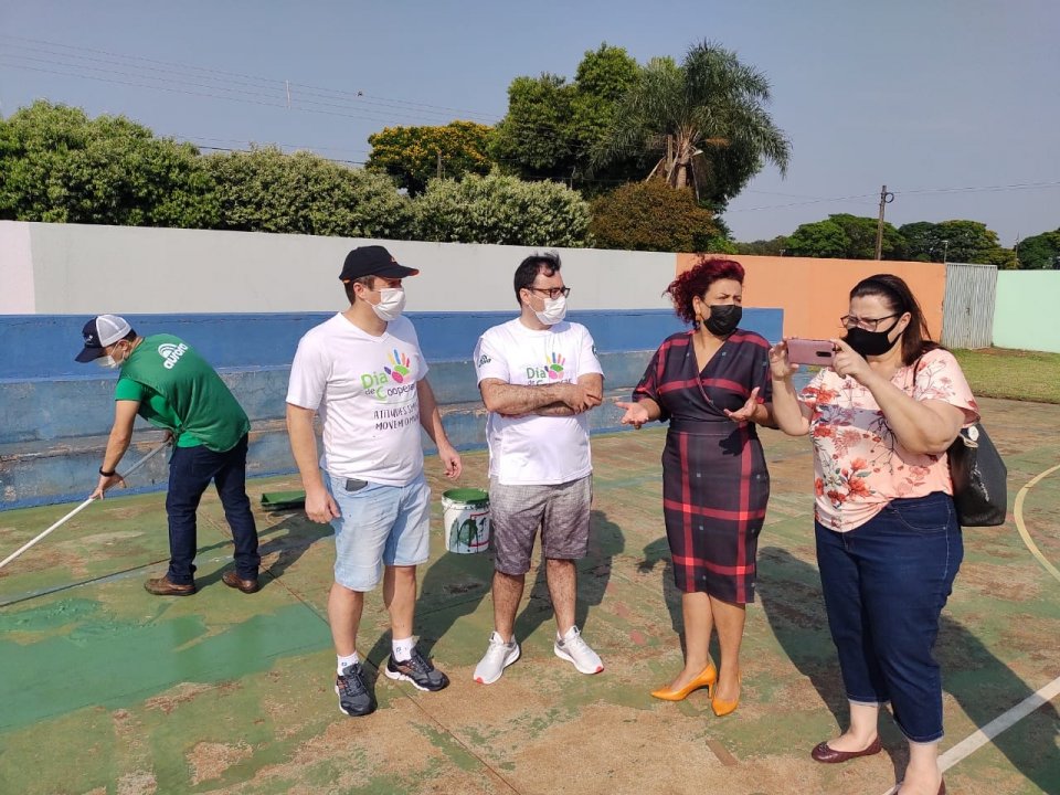 Voluntários de Mandaguari (PR) participam de revitalização de escolas municipais