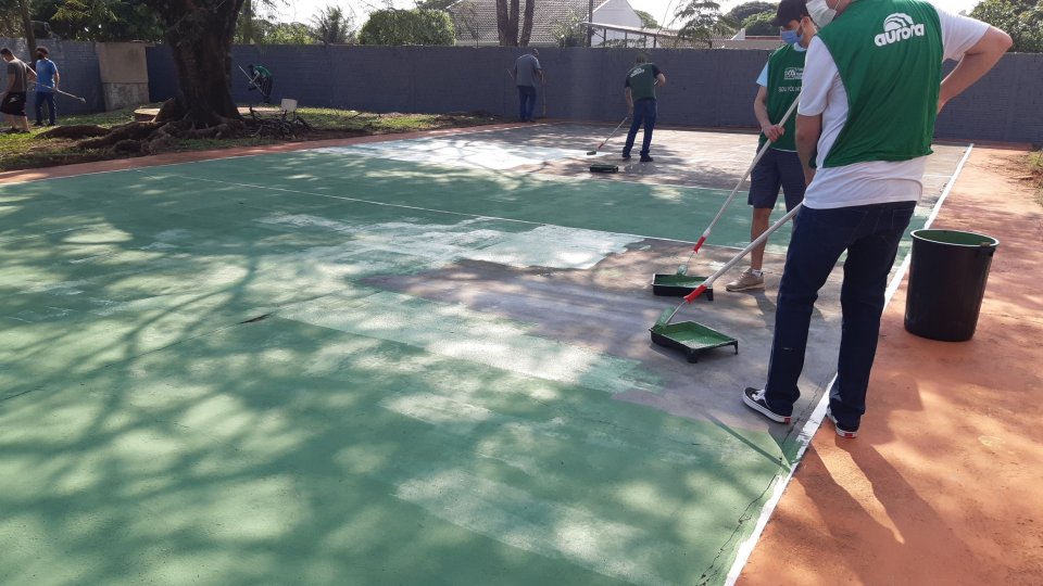 Voluntários de Mandaguari (PR) participam de revitalização de escolas municipais