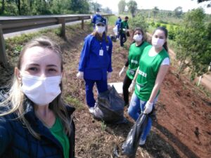Voluntários participam de mutirão de limpeza de rios em Chapecó (SC)