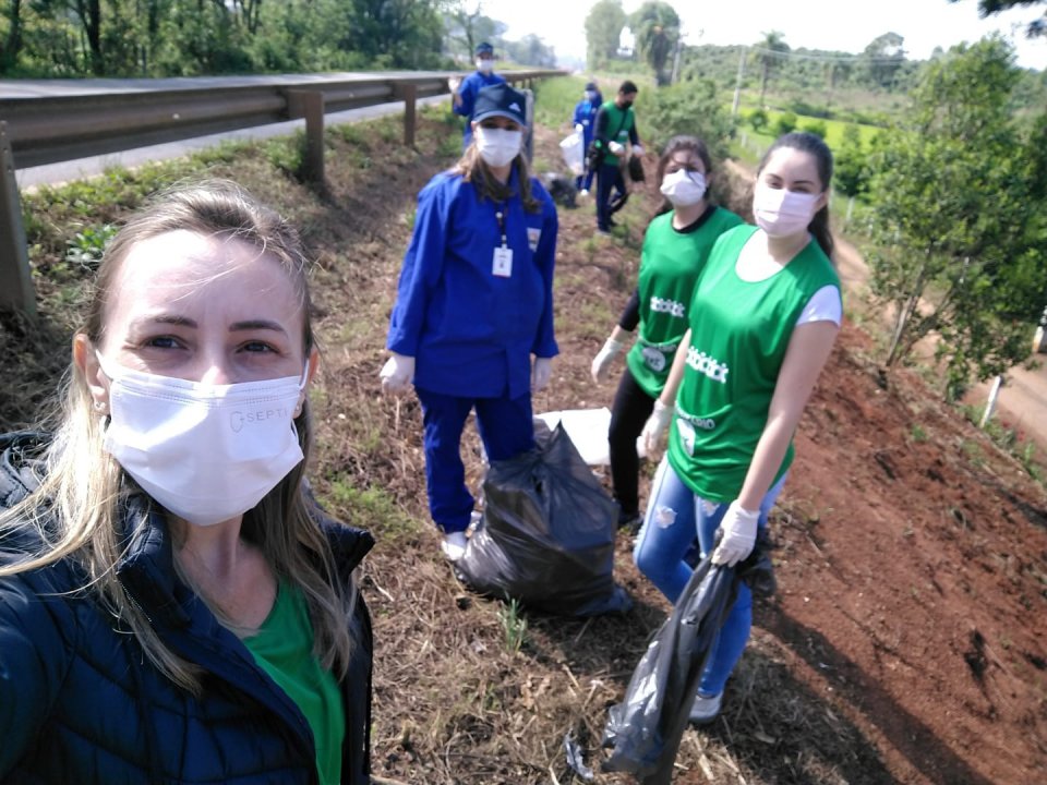 Voluntários participam de mutirão de limpeza de rios em Chapecó (SC)