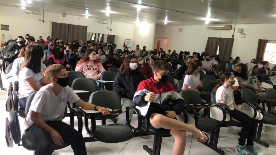 FALB trabalha sobre segurança e saúde em escolas