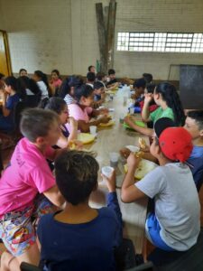 Voluntários da FALB realizam ações de Dia das Crianças em entidades sociais