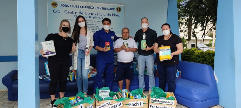 Voluntários realizam doação de produtos ao Centro de Convivência de Idosos de Chapecó (SC)