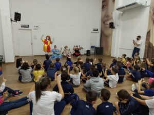 Voluntários realizam interações com crianças