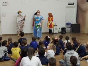 Voluntários realizam interações com crianças