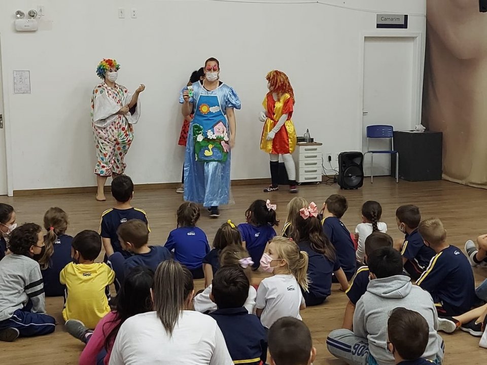 Voluntários realizam interações com crianças