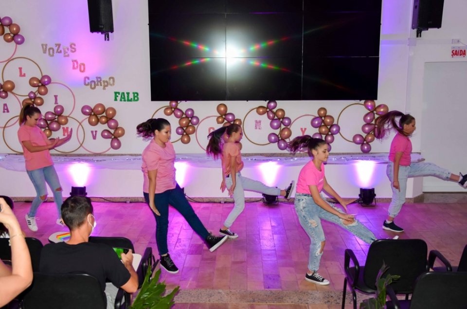 Programa Vozes do Corpo encerra atividades do ano com apresentações de dança e palestra
