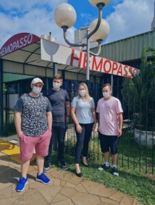 Voluntários realizam doação de sangue