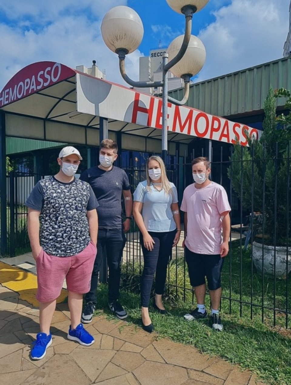 Voluntários realizam doação de sangue