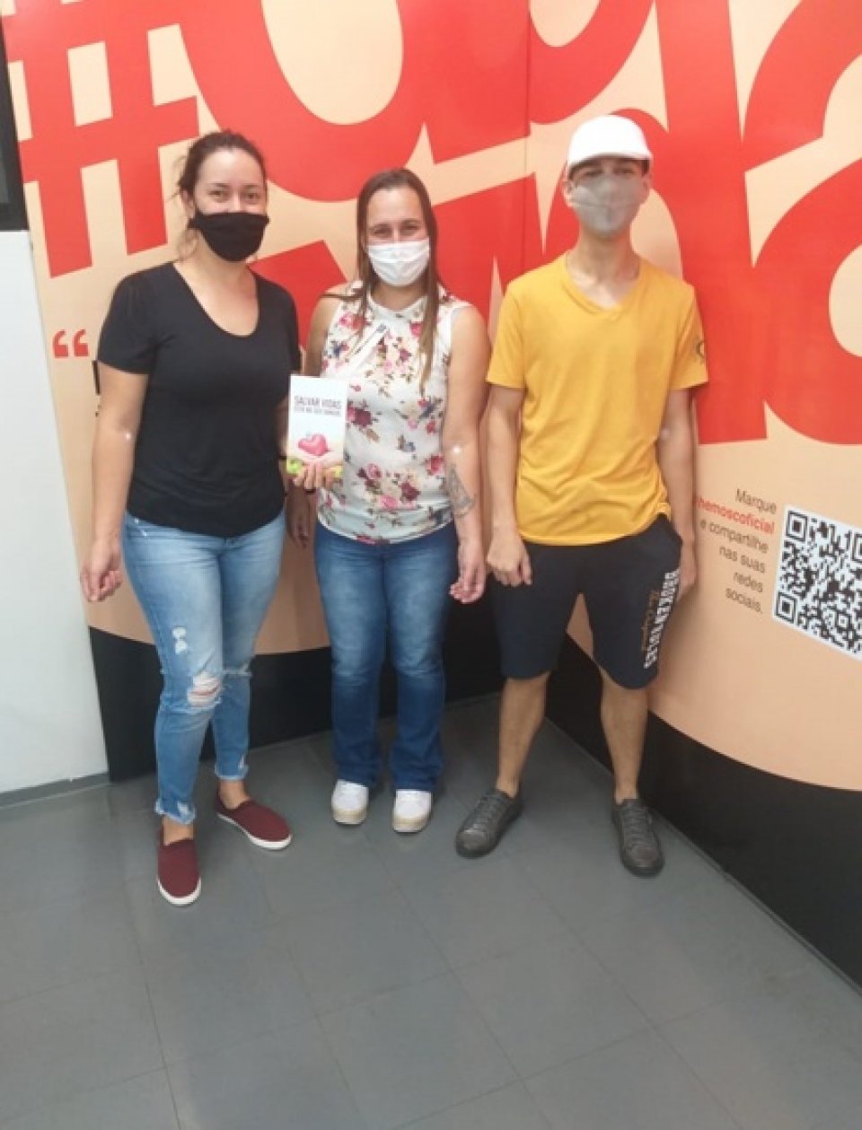 Voluntários realizam doação de sangue