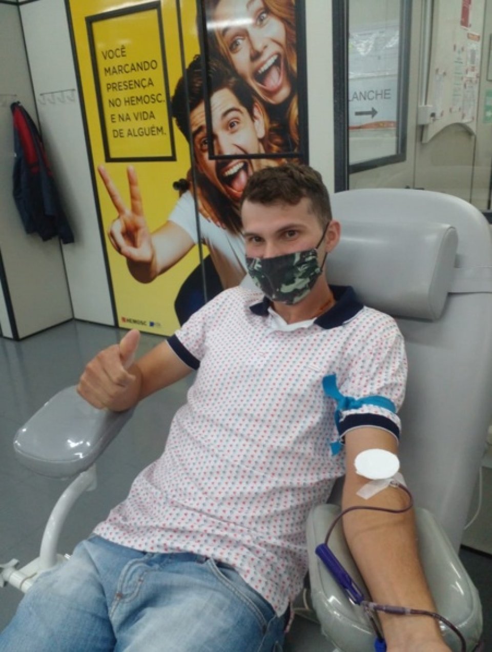 Voluntários realizam doação de sangue