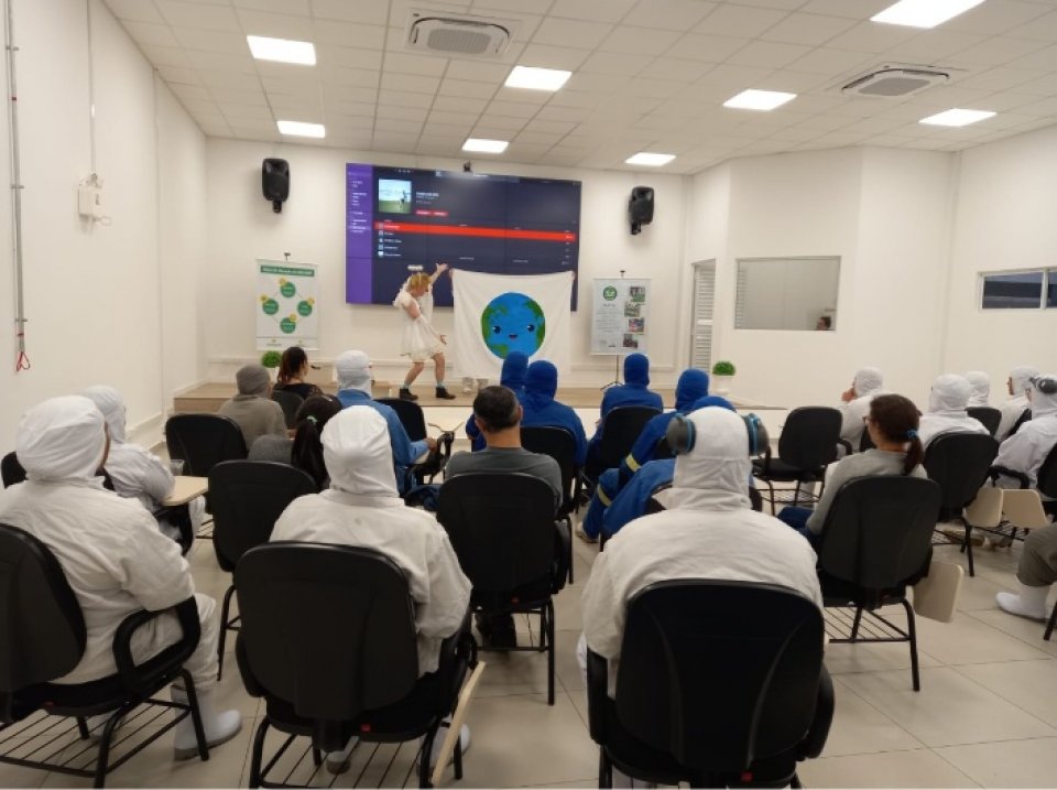 Fundação ALB incentiva a sustentabilidade com palestras em unidades da mantenedora Aurora Coop