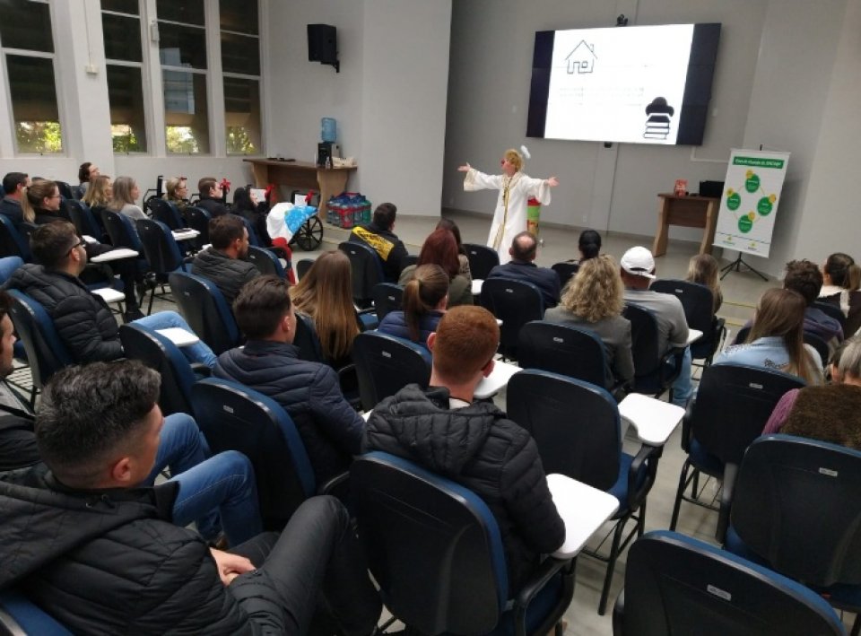 Fundação ALB incentiva a sustentabilidade com palestras em unidades da mantenedora Aurora Coop