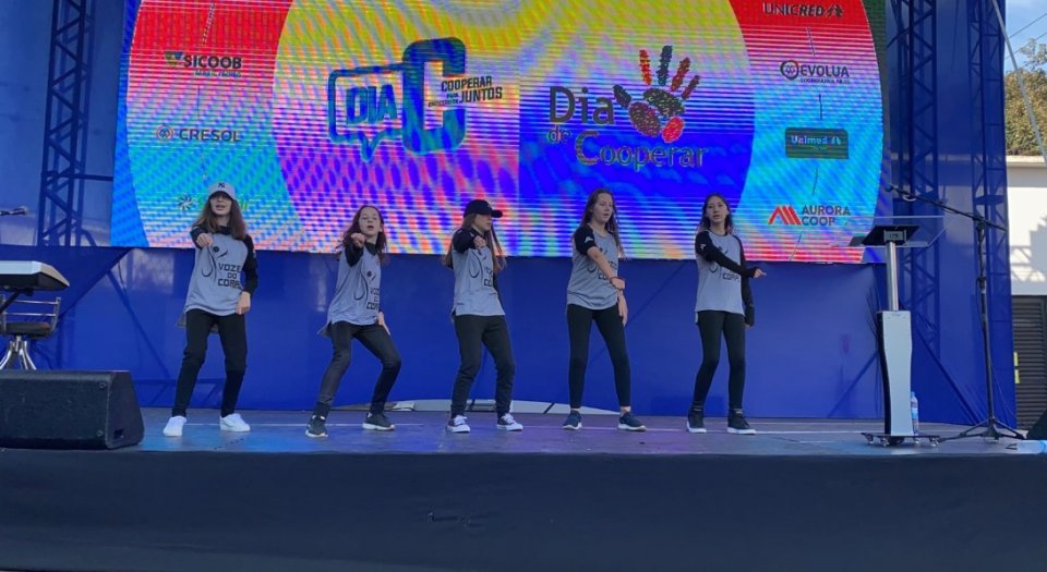 Alunos do Programa Vozes do Corpo apresentam no Dia do Cooperativismo