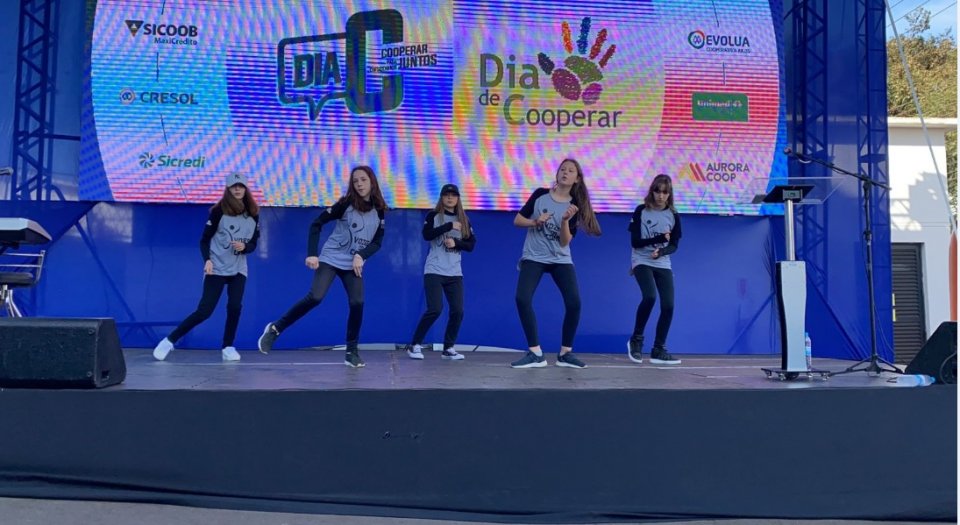 Alunos do Programa Vozes do Corpo apresentam no Dia do Cooperativismo