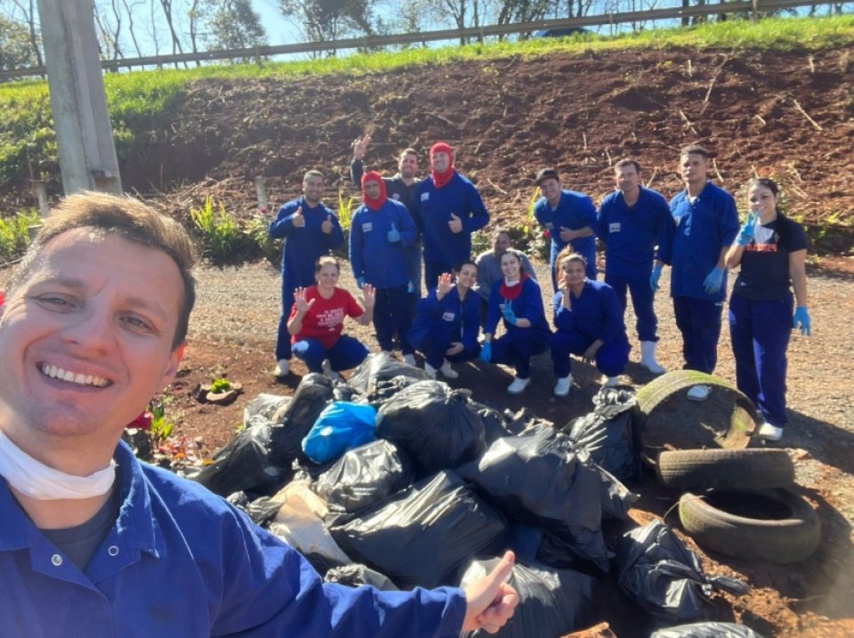 Voluntários da Aurora Coop engajados na preservação do meio ambiente