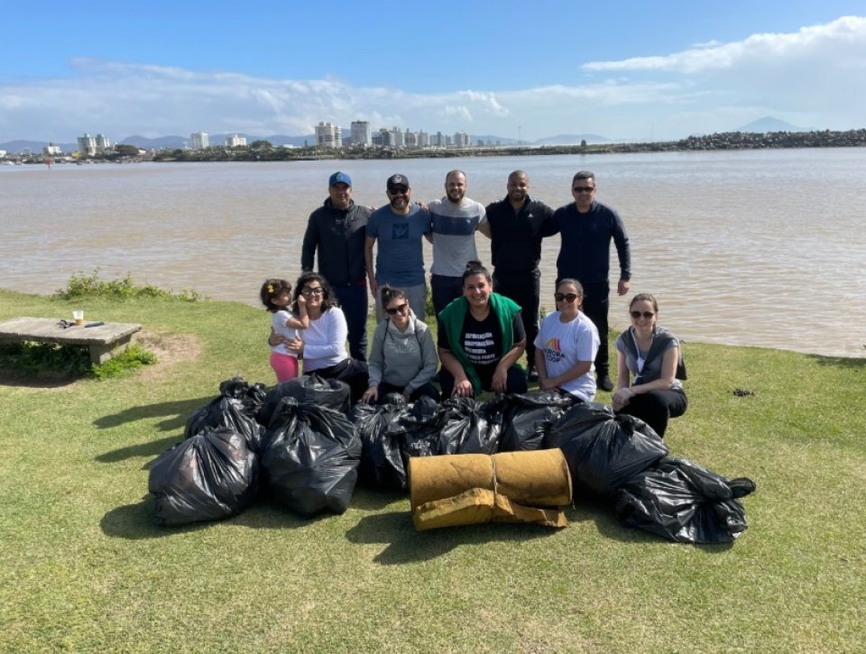Voluntários da Aurora Coop engajados na preservação do meio ambiente
