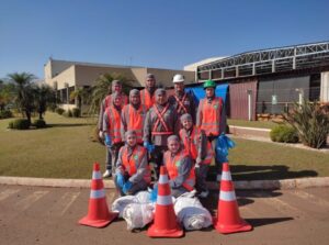 Voluntários da Aurora Coop engajados na preservação do meio ambiente