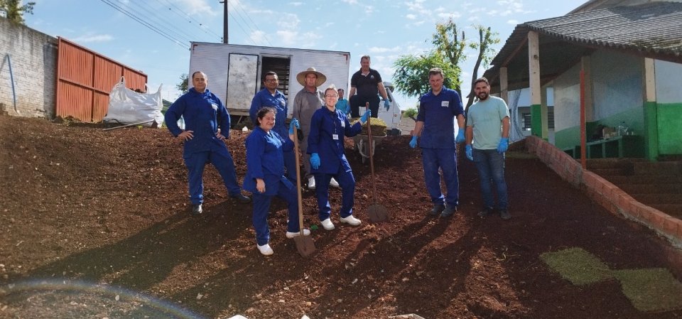 Voluntários da Aurora Coop engajados na preservação do meio ambiente