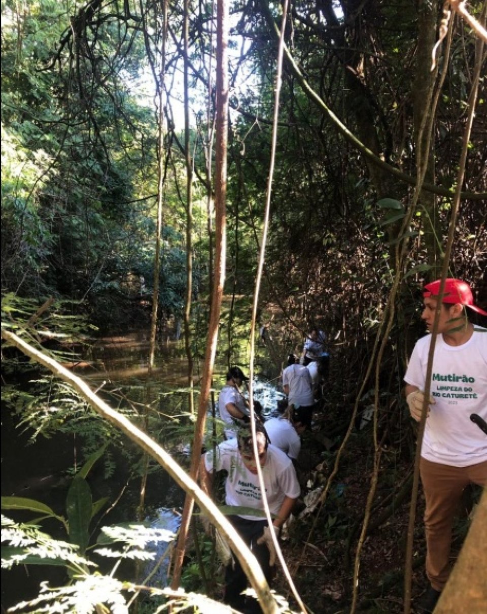 Voluntários participam de mutirão de limpeza em Sarandi (RS)
