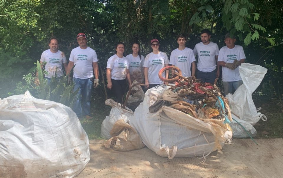 Voluntários participam de mutirão de limpeza em Sarandi (RS)