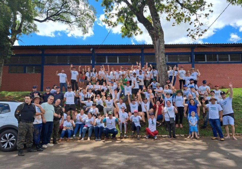 Voluntários participam de mutirão de limpeza em Sarandi (RS)