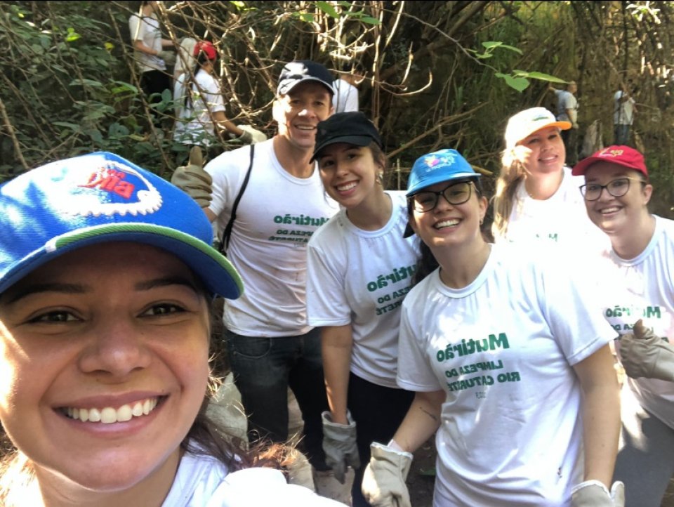 Voluntários participam de mutirão de limpeza em Sarandi (RS)