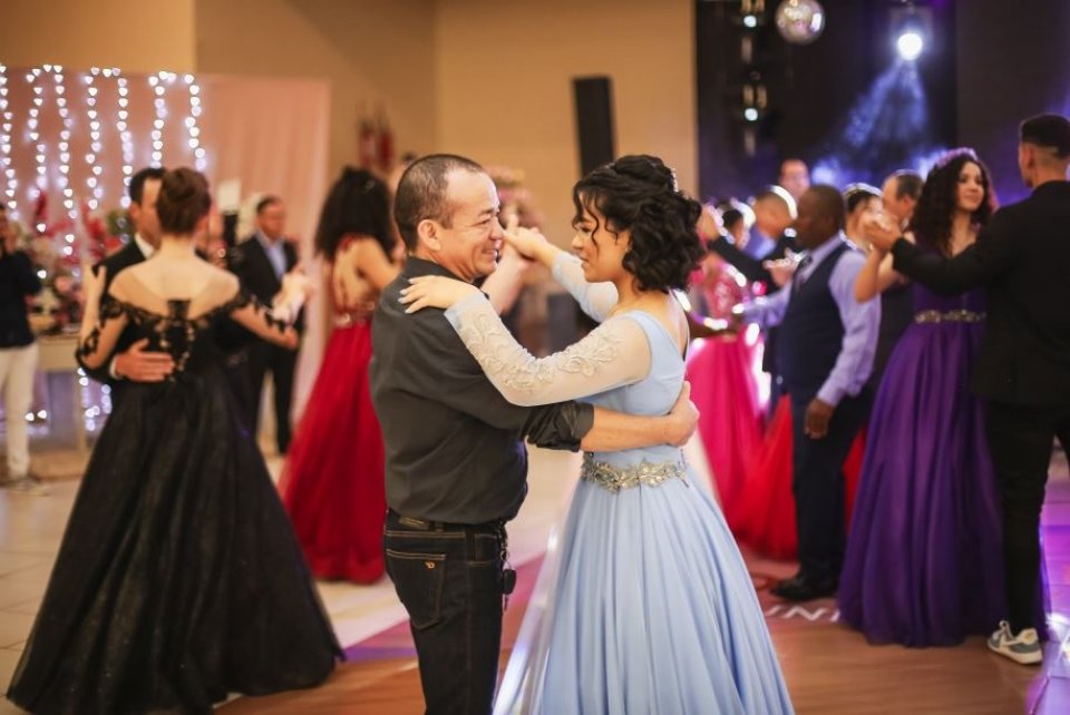 Filhas de colaboradores da Aurora Coop realizam o sonho de debutar