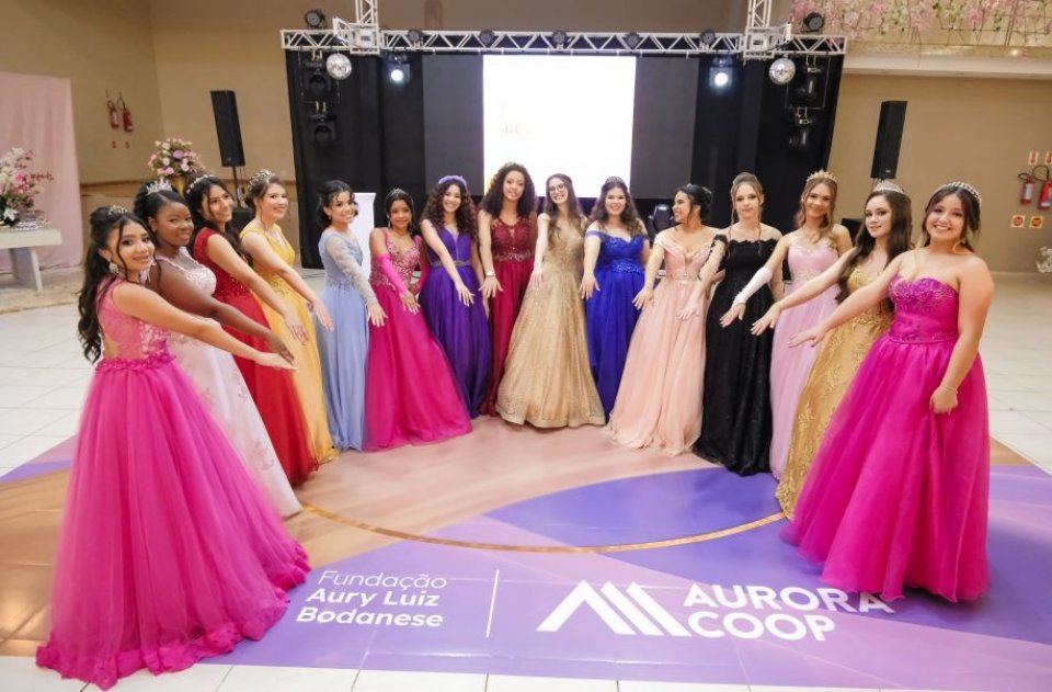 Filhas de colaboradores da Aurora Coop realizam o sonho de debutar