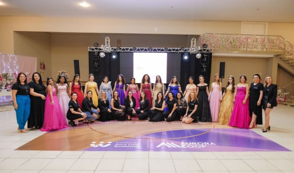 Filhas de colaboradores da Aurora Coop realizam o sonho de debutar