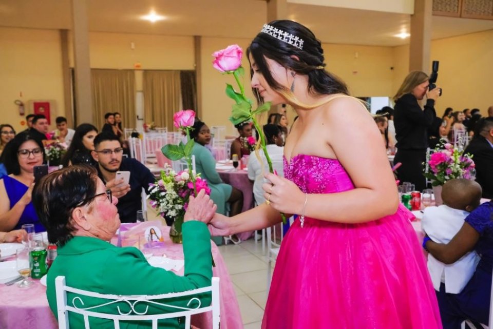 Filhas de colaboradores da Aurora Coop realizam o sonho de debutar