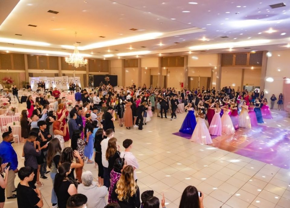 Filhas de colaboradores da Aurora Coop realizam o sonho de debutar