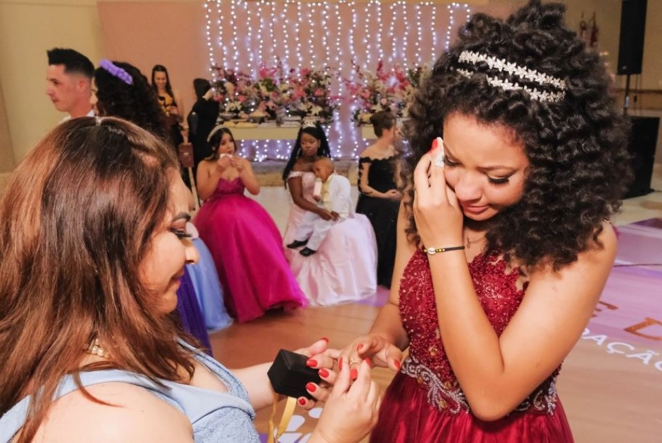 Filhas de colaboradores da Aurora Coop realizam o sonho de debutar