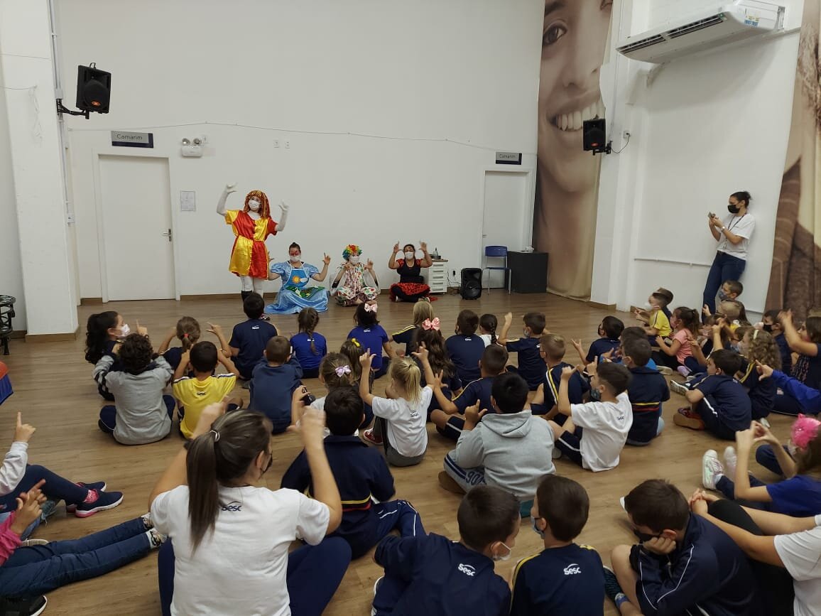 Voluntários realizam interações com crianças