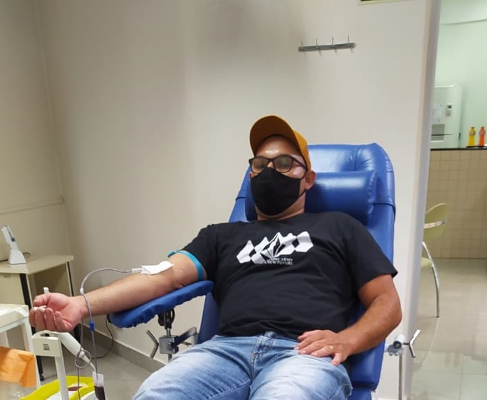 Voluntários de Mandaguari doam sangue no Hemocentro de Maringá