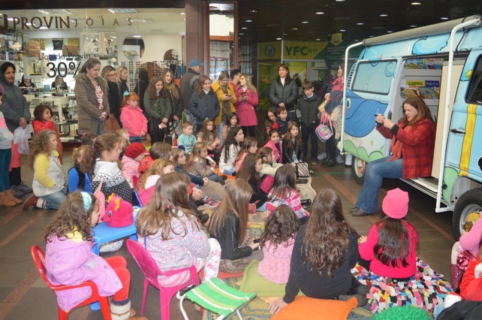 Master Sonda Shopping recebe contação de histórias