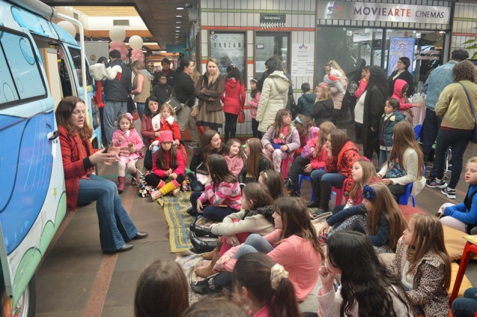 Master Sonda Shopping recebe contação de histórias