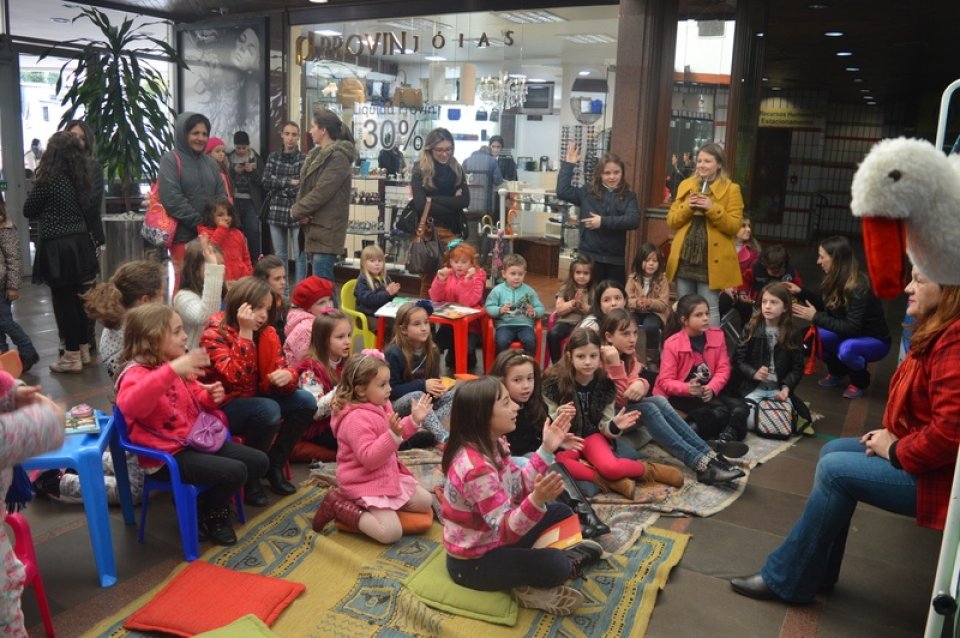 Master Sonda Shopping recebe contação de histórias