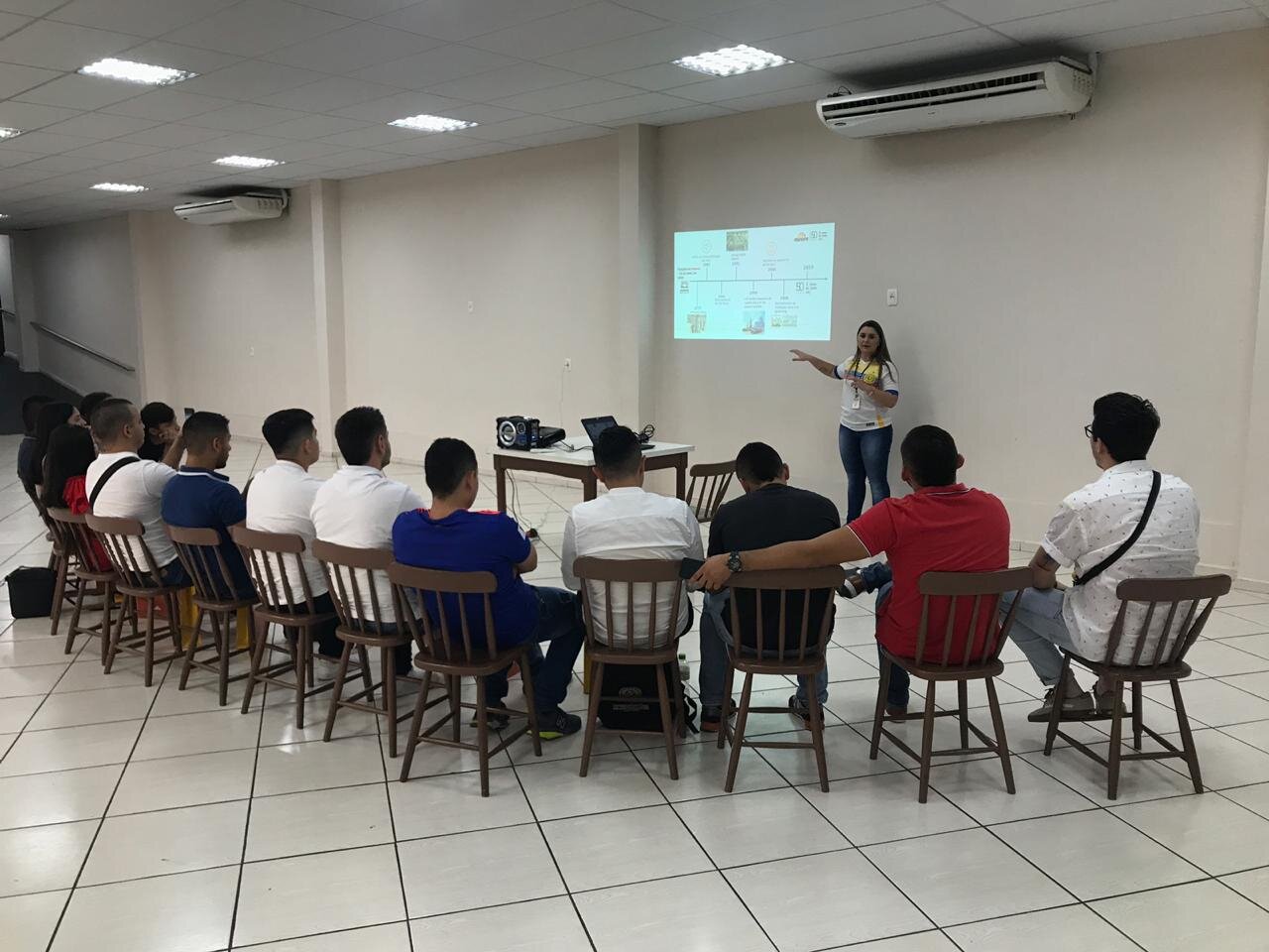 Intercambistas colombianos conhecem a história da Aurora Alimentos