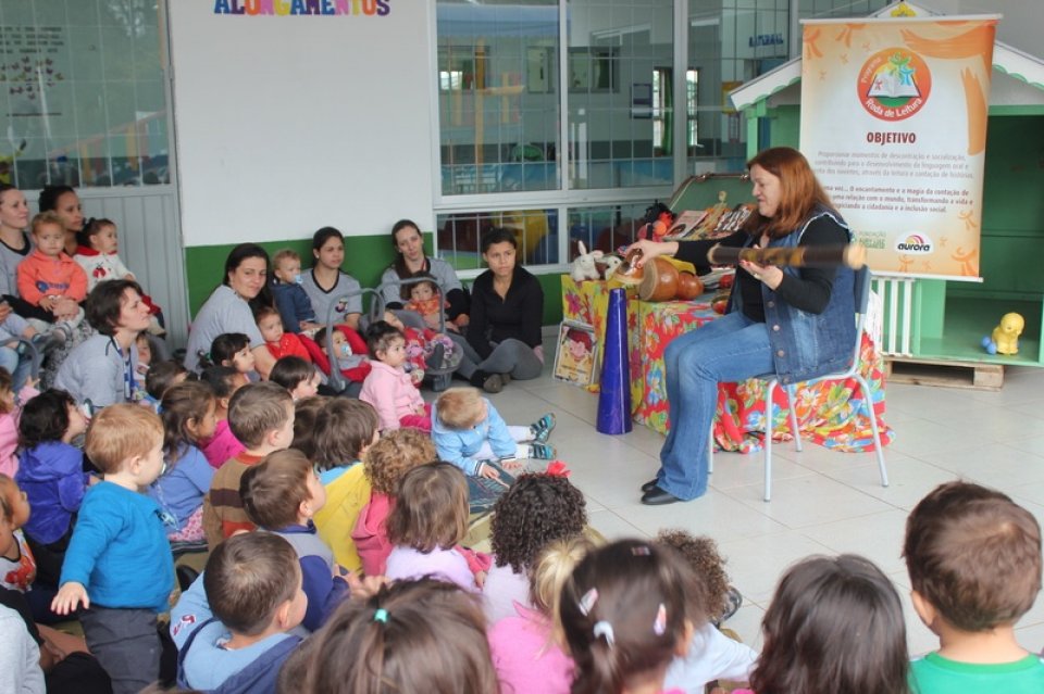 Roda de Leitura visita instituições de ensino em Chapecó e Paial